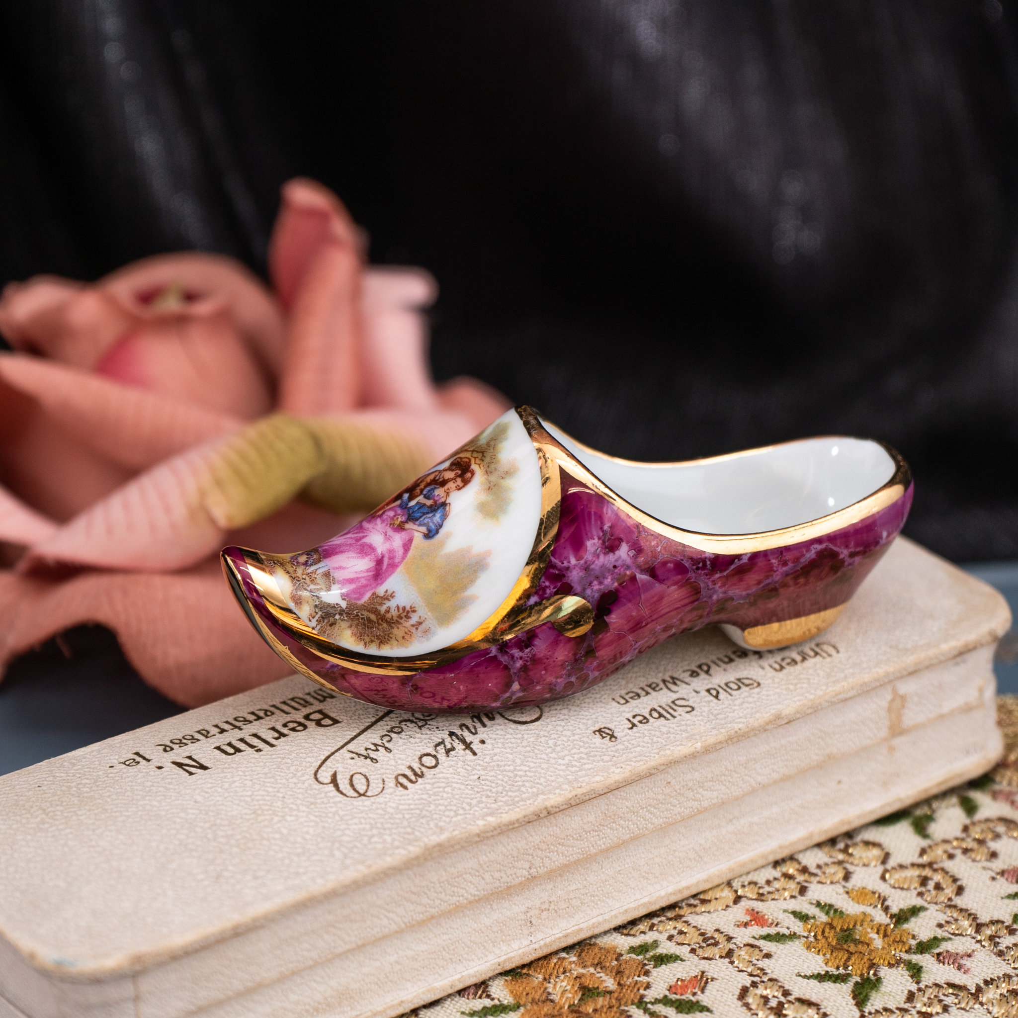 Vintage Porcelaine D'Art LIMOGES France Marble Red Courting Couple Miniature Shoe (MT1983)