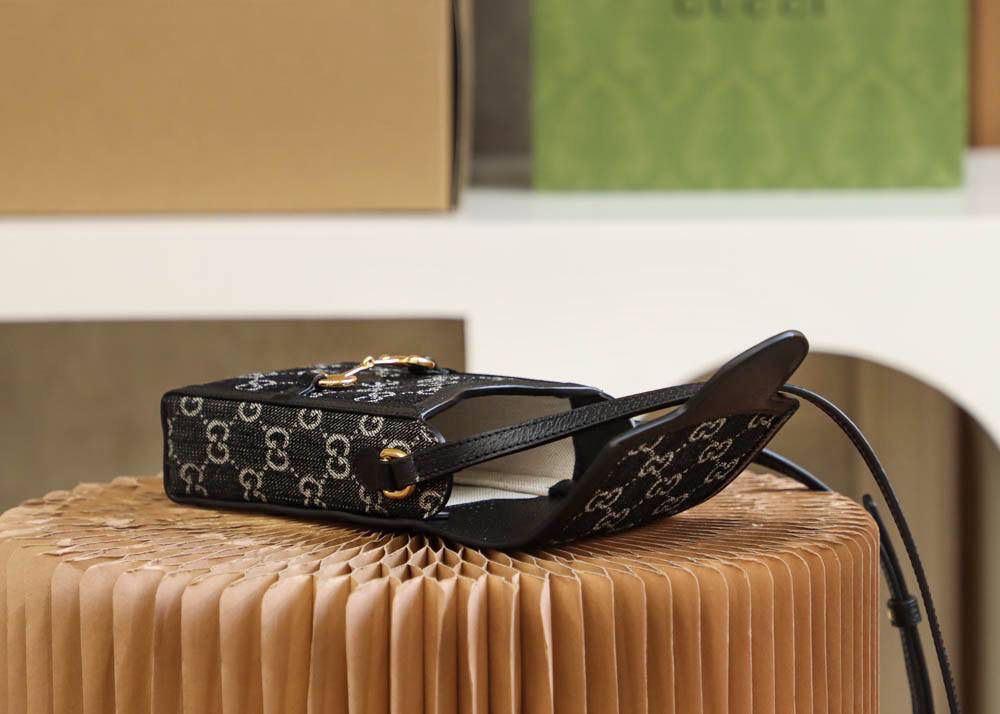 𝟏𝟗𝟓𝟓 𝐃𝐞𝐧𝐢𝐦黑丹宁【全铜版#625615#】 ▪️尺寸：11.5*17*4cm▪️ 马衔扣𝟭𝟵𝟱𝟱手机包之新色酷酷黑丹宁，第一眼看到就被这只酷炫的黑单宁所吸引了，酷炫的黑色百搭，搭配牛仔元素， 实在是又酷又百搭，一眼心动的高颜值，黑色丹宁真的是眼前一亮，背上是酷酷的感觉，酷女孩必备神器，超级百搭帅气！🔥🤟🏻