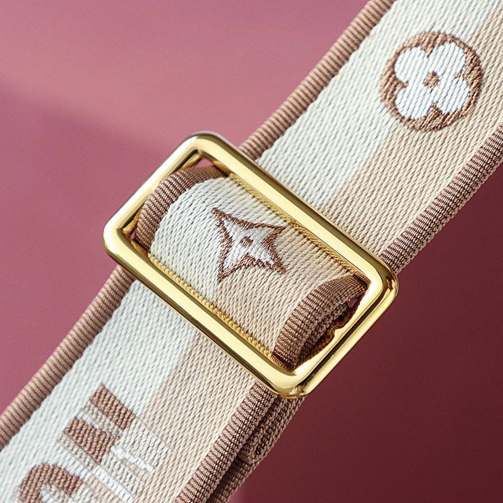 特级𝐒𝐏𝐄𝐄𝐃𝐘 𝟐𝟎系列 👜✨ 尺寸：20*13*12𝐜𝐦 作为𝐒𝐩𝐞𝐞𝐝𝐲系列 已经是小驴家族的经典王牌系列 一直都是𝐒𝐩𝐞𝐞𝐝𝐲家族的爱好者， 全新的𝙎𝙥𝙚𝙚𝙙𝙮新品系列，有一种炸眼球的赶脚， 🉑️拆卸🉑️调节的宽肩带设计，更是给人新颖别致的面貌！作为𝙎𝙥𝙚𝙚𝙙𝙮家族的新品，这个尺寸更加完美！又是一款爆款的断货王，颜值再次爆棚， 相对比𝙉𝙖𝙣𝙤的尺寸 它更加适合日常的使用，必须妥妥的收为囊中之物 巨好看！！🌼