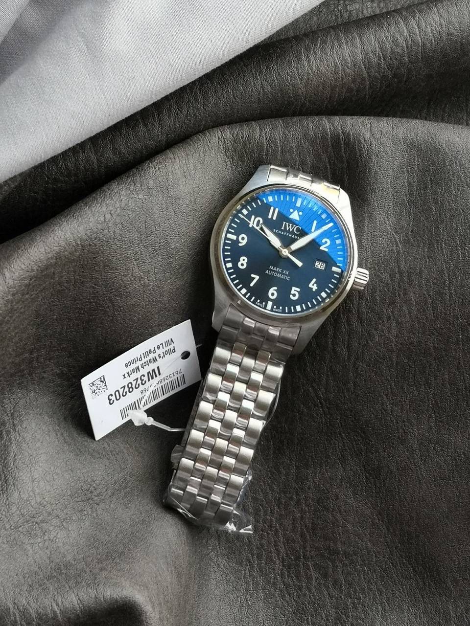 IWC万国表飞行员系列IW328204腕表，精钢表壳表链，蓝色表盘，搭载2892型自动机械机芯，40毫米。