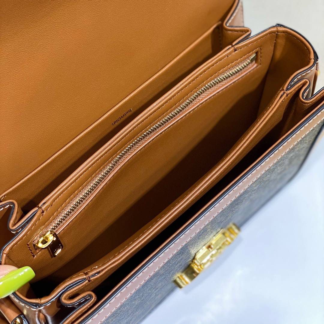 🔥大货实拍图 𝗖𝗘𝗟𝗜𝗡𝗘 ♥ 𝗧𝗥𝗜𝗢𝗠𝗣𝗛𝗘 𝗕𝗢𝗫中号 在原来的锁扣上加了CELINE首字母凯旋门扣，完完整整的巴黎血液注入啊！将复古元素与品牌一向拿手的利落线条相结合，气质 高贵！ 型号：191242 小号尺寸：22.5*16.5*7.5cm