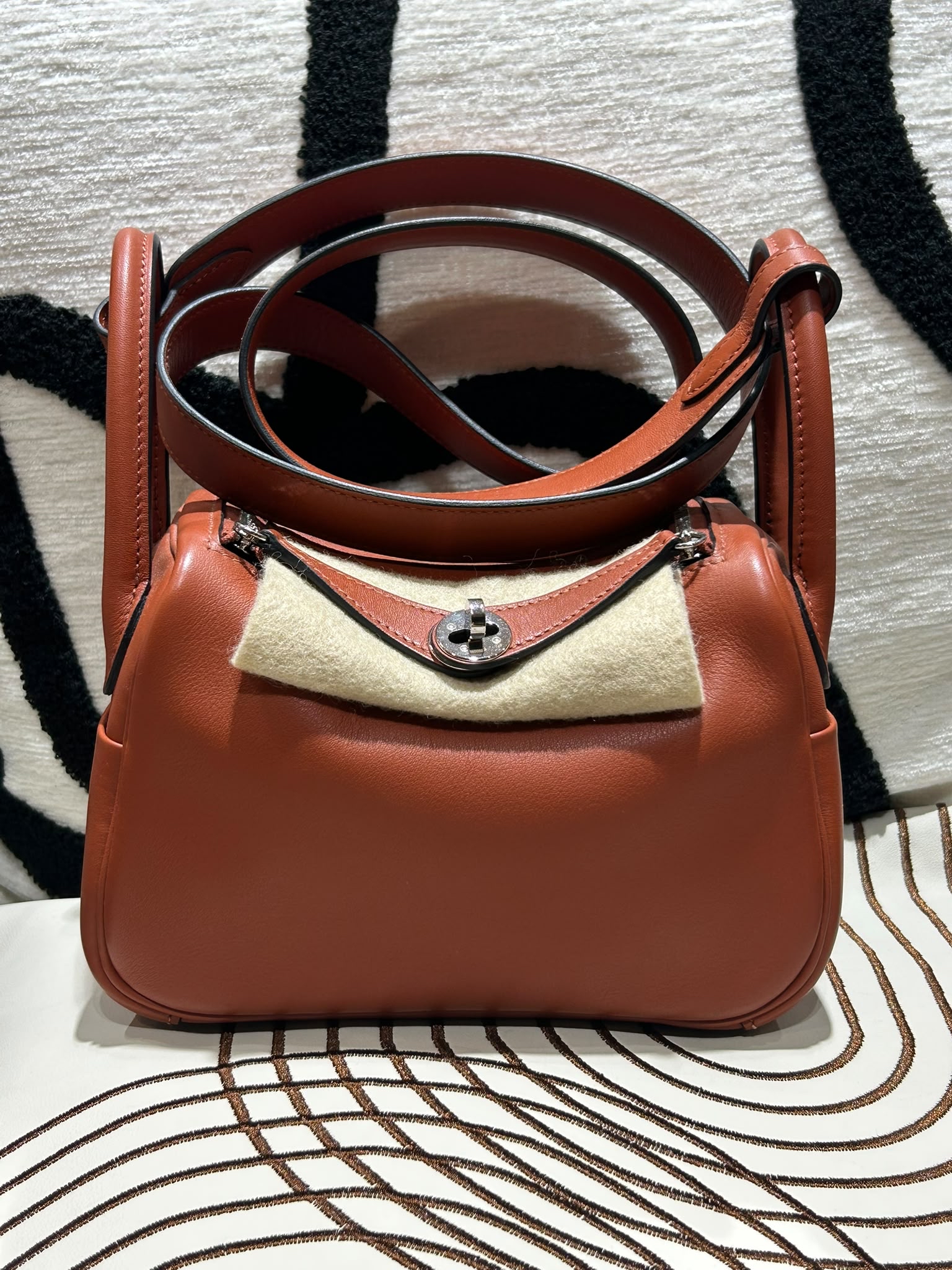 Hermes mini Lindy,STAMP U  古銅色,  100%Authentic ,99%New✅塵袋✅box