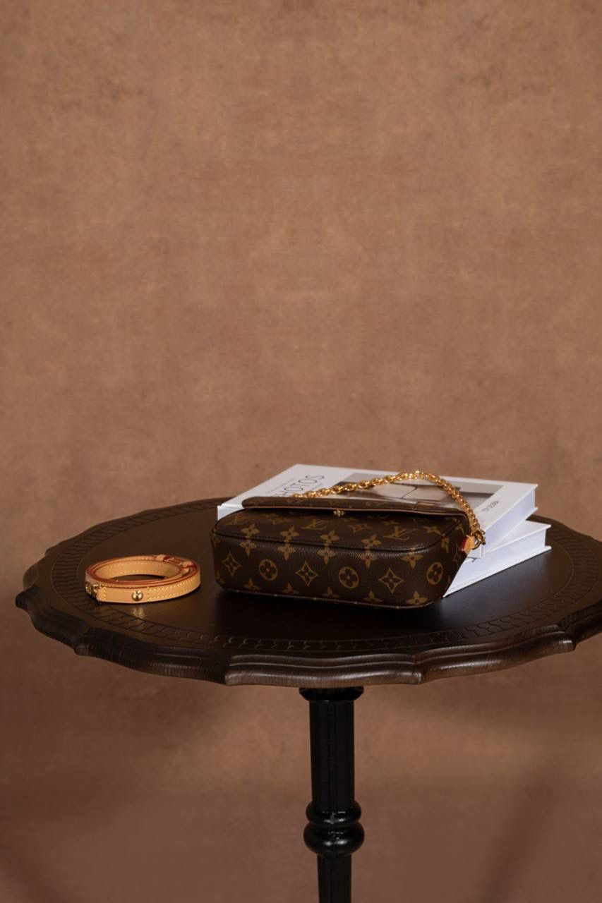 𝐖𝐀𝐋𝐋𝐄𝐓 𝐎𝐍 𝐂𝐇𝐀𝐈𝐍 𝐈𝐕𝐘😍 ▪️【上身图 供参考▪️】背上这款包包，瞬间化身精致的时髦精。它的设计造型时尚百搭，随意搭配都是颜值天花板🥹💕 双链条设计可单肩可斜挎✅ Size：23.5 × 12 × 4.3 cm 人气法宝系列💕 Ivy WOC 属于精致又时髦的小包款，整体设计真的可以说是 yyds❤️‍🔥❤️‍🔥 采用双链条设计，可单肩背 / 斜挎，多种精致又时尚的元素组合在一起，春夏秋冬四季都非常好搭🤩