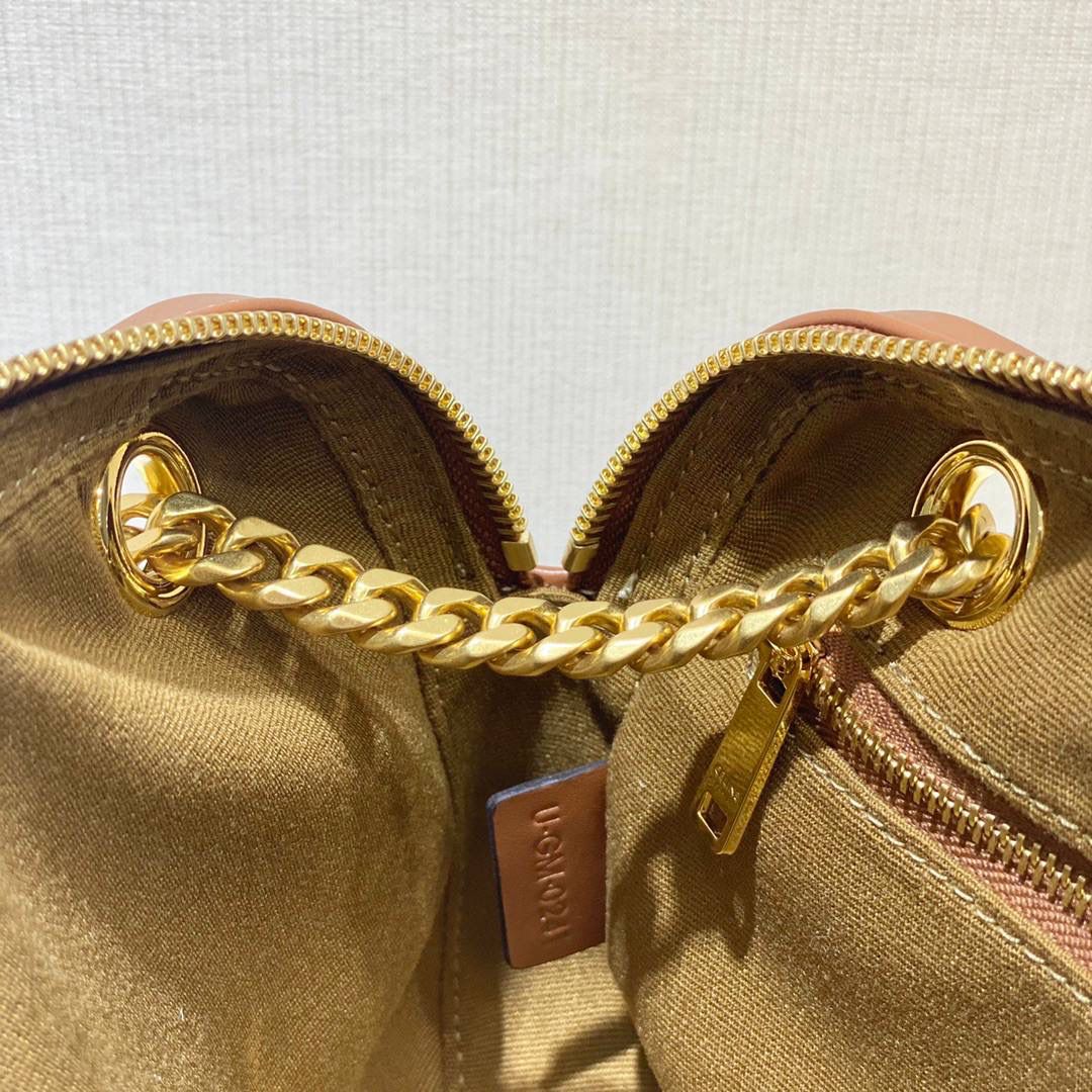 🔥大货实拍图 𝗖𝗘𝗟𝗜𝗡𝗘♥𝗖𝗔𝗡𝗩𝗔𝗦 𝗣𝗔𝗧𝗔𝗣𝗔𝗡𝗦 型号：196252 尺寸：20.5*15*4.5cm 不得不承认最近的Celine的老花系列有点Old Celine的味道，虽然不是皮的面料，但是很耐用，挎在腋下复古又文艺～目测会成为新一季爆款 🥳