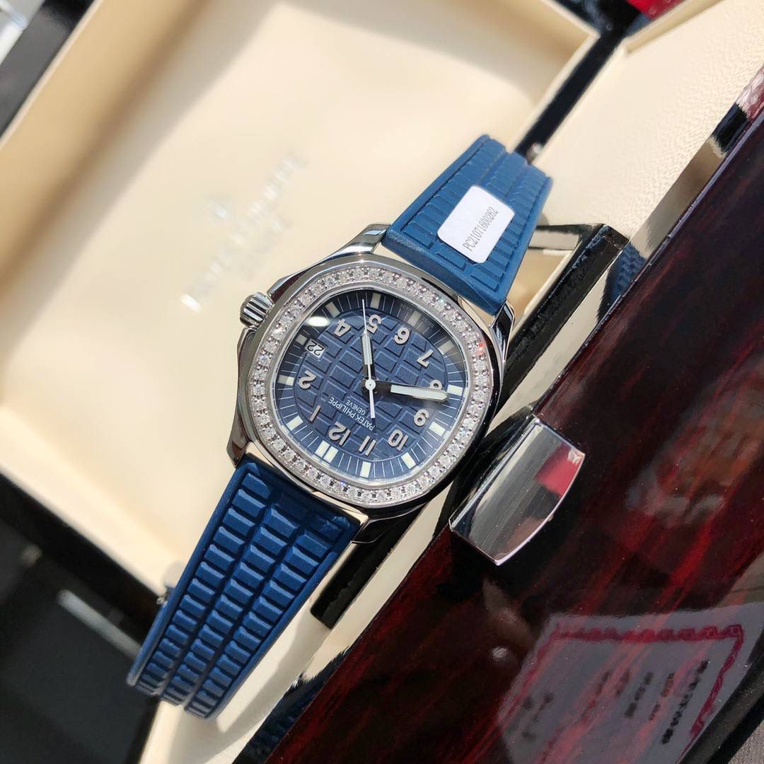 独家推出 新款百达斐丽AQUANAUT系列 专为女性设计！用最简约方式完美体现百达斐丽的精髓，融合了大胆的设计和正统的纯粹，这款腕表成为百达斐丽的旗舰产品之一！腕表完美尺寸35.6，进口精钢材质多重工艺精磨打造。原装一致厚度7.77cm。表盘镶嵌46颗 vs1.8真钻。约一克拉！ Gtc中国权威鉴定证书。百分百保证每一粒都是货真价实的真钻。可验可查询！💯💯