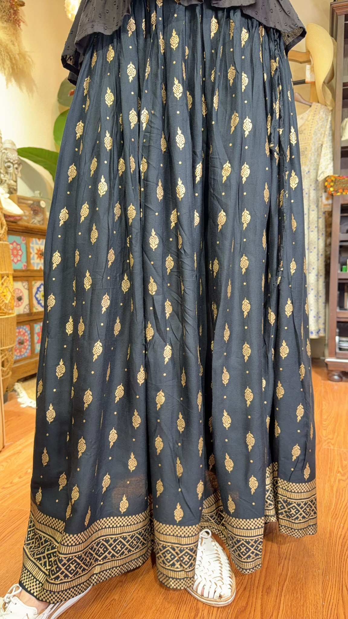 2872 Black Simple Gold Print Skirt 38"