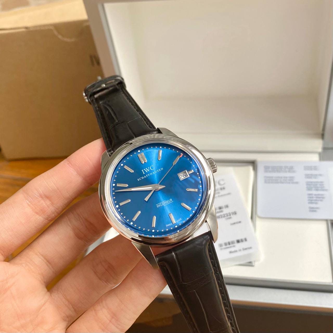 型号IW323310 IWC万国表复刻版系列工程师自动腕表，继续彰显运动精神。工程师「劳伦斯体育公益基金会版」自动腕表采用精钢表壳及醒目的蓝色表盘42.5mm表径！表盘沿用标志性的蓝色调，犹如一座希望的灯塔，指引美好的未来。 配备比勒顿上链系统，日期显示，表底镌刻7个年轻人在一起踢足球的「Time for Unity」绘画作品。精钢款式 搭配黑色鳄鱼皮表带。表蒙采用的是成本超高，工艺极其复杂的蓝宝石窝盖玻璃！搭载原装瑞士进口ETA-2824机芯！专柜限量1000只！