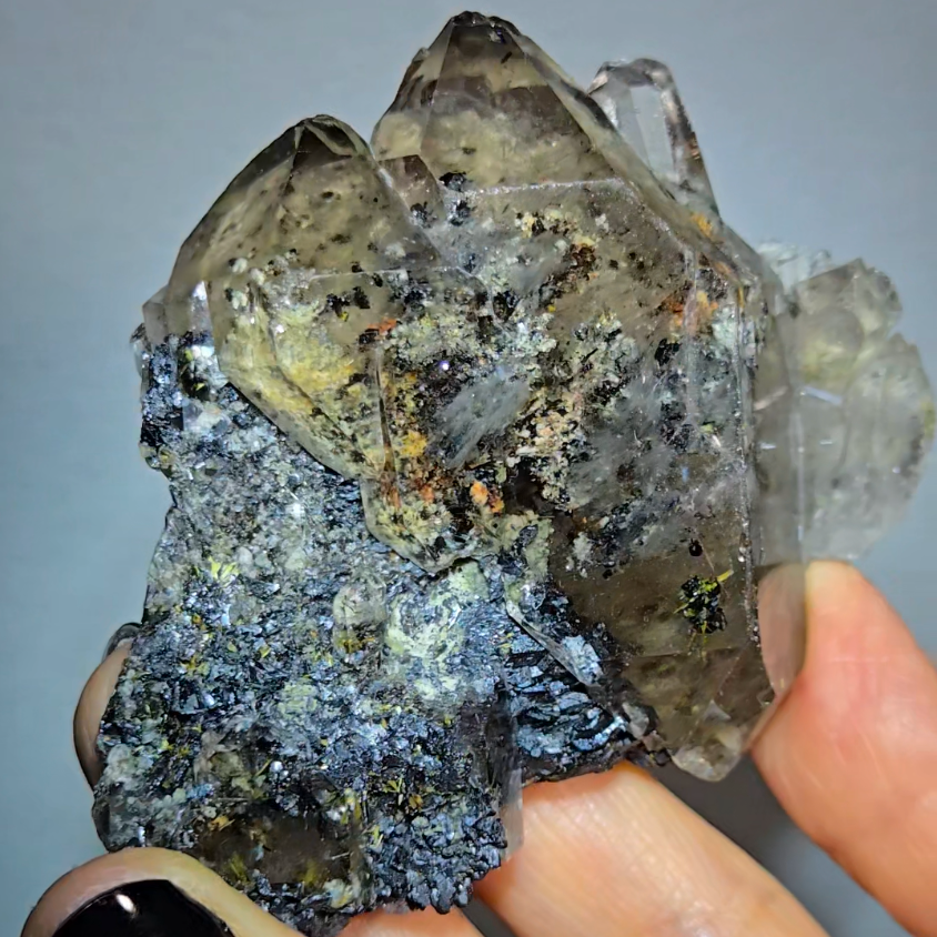 Golden starburst rutiles in quartz on black hematite - RT1444