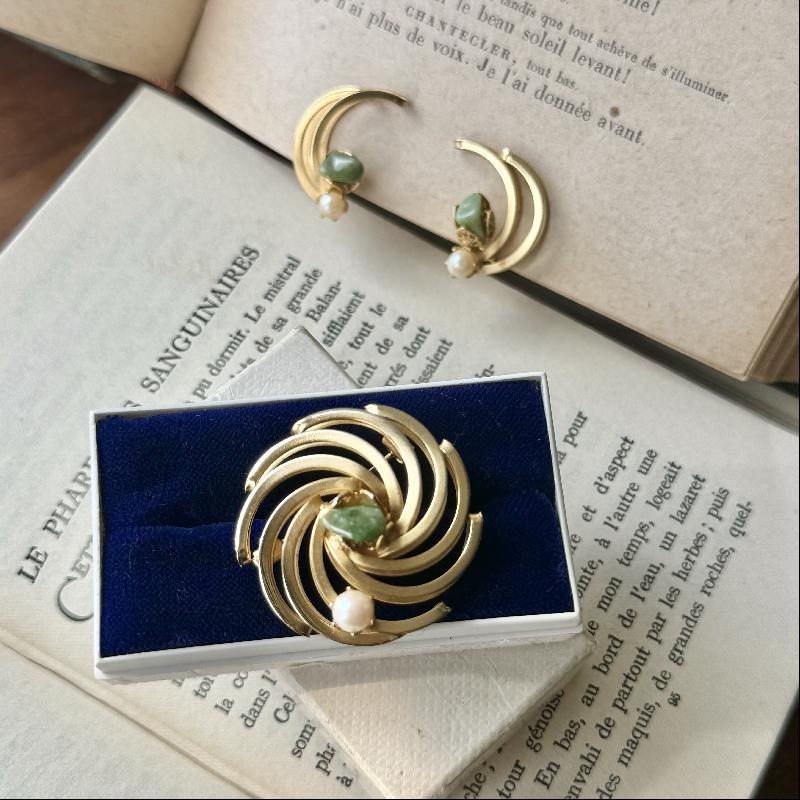 Vintage Canadian Continental Jade Stone Gold Swirl Brooch and Moon shape Clip On Earring Set (MT2109)