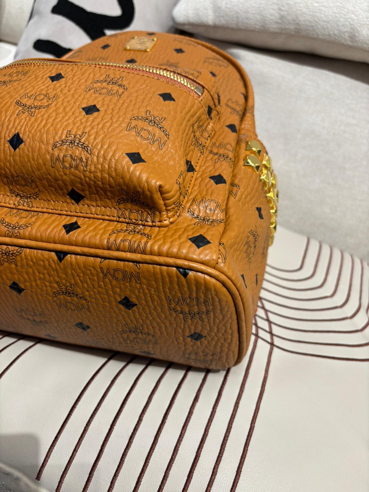 MCM Backpack Visetos 系列 Stark 側鉚釘牛皮後背包 100%Authentic, 98%New ✅Dust bag