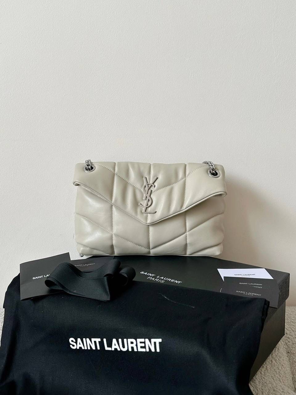 ys1 loulou puffer绗缝羊皮包：小号白银💭 每家每户都有出个软绵绵的云朵包 它能从中脱颖而出有它的道理 特别洋气千金风，上身是真好看！ 小羊皮手感也软乎乎的很舒服 自重轻容量大～ 通勤日常都no problem☺️ 29×17×11cm577476m