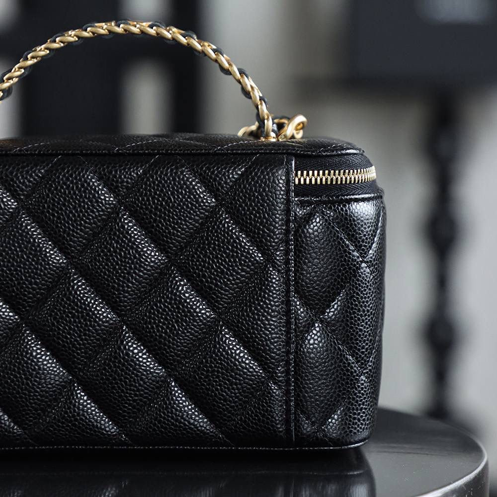 22S鏤空化妝包鑒定版 👜 一包一碼 支持全球鑒定查驗身份證原廠專G Haas皮料過關清單資料可査詢 原來這才是心動的感覺🖤 22S鏤空小盒子的出現，把精緻復古寫在臉上，經典黑金牛不出錯！沒有哪個女生能拒絕帶鏡子的化妝包吧，最大號的手機也能放得下，實用性滿分！ 五金：厚鍍24k復古金 皮料：Haas原廠中球小牛皮 尺寸：16*10*8cm