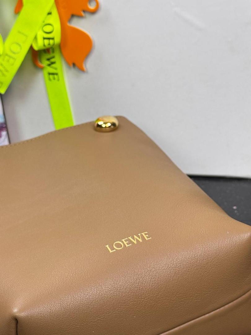 🎈（全钢）新款𝗣𝗲𝗯𝗯𝗹𝗲 𝗽𝗼𝘂𝗰𝗵手机包 ——【橡木棕到货💕】 尺寸：𝟮𝟭.𝟱-𝟭𝟳-𝟳𝗰𝗺 编码：652406 👉🏻采用进口纳帕小牛皮材质•包包手感超级舒服柔软•自重超轻。 👉🏻正面装饰两颗闪亮的𝗽𝗲𝗯𝗯𝗹𝗲配饰•精致可爱时髦•可调节肩带•腋下单肩斜跨皆🉑。 容量超大•可容纳5到6部手机•日常出行一个包就够啦😍