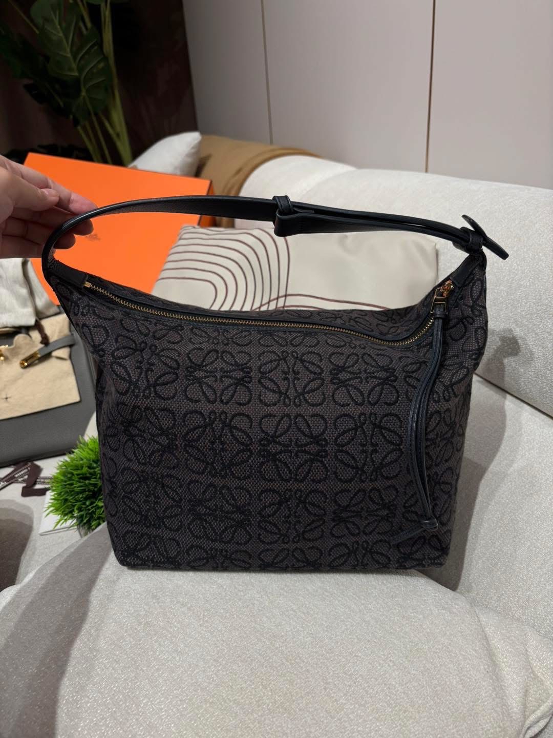 LOEWE CUBI ANAGRAM BAG 飯盒包 100%Authentic ,90%new