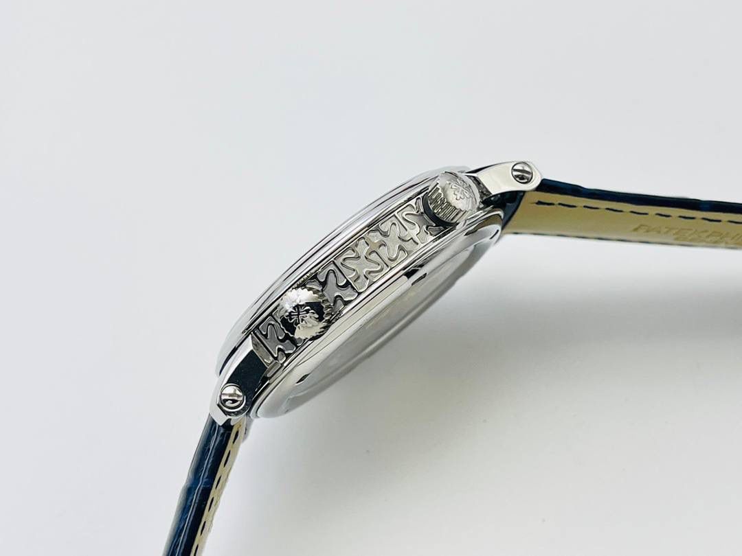 V4升级版 市场最高版本 功能跟正品一样 百达.翡丽星空升级终极版！升级细节： 1⃣️做到了跟正品满天星自动转的功能！ 2⃣️升级日历的排法和正品一样的顺序！ 3⃣️直径42毫米，厚度11毫米！ 4⃣️最大亮点：百达.翡丽星空里的月亮会根据天空上的月亮变化而变化！根据天空上的月圆月缺搬（初一月弯弯初十五月圆）到手表上了！