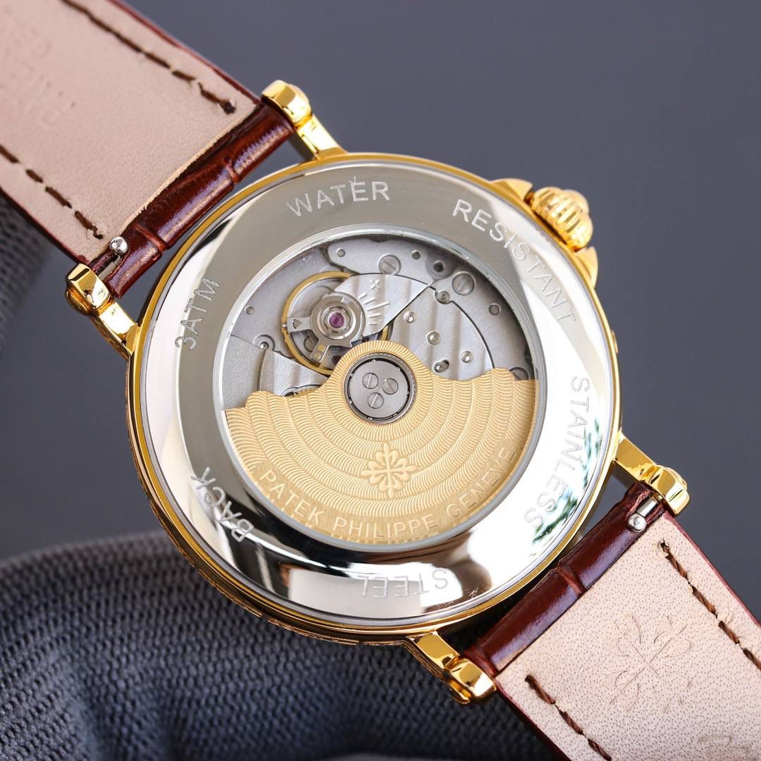 百达翡丽5159万年历腕表✨ 儒雅登场 38mm黄金尺寸+百搭表耳，大小手腕都适配，商务正装露半节超显贵气💼，上手舒适有分量，成功人士标配，戴出排面与底气🤩 ✅表壳精磨细造，温润如玉质感拉满 ✅冲压后盖衔接清脆，防水性能升级 ✅刻度指针贵金属电镀，质感更出众 ✅锅盖型微凸蓝宝表镜，通透辨时准 ✅贵金属钢印立体清晰，细节超规范 🔥定制Cal.324一体机芯｜更薄更稳，仿真度拉满 🎩意大利小牛皮表带+顶级灯笼表扣，通用原装，正装儒雅范儿拉满，人生赢家必备款！