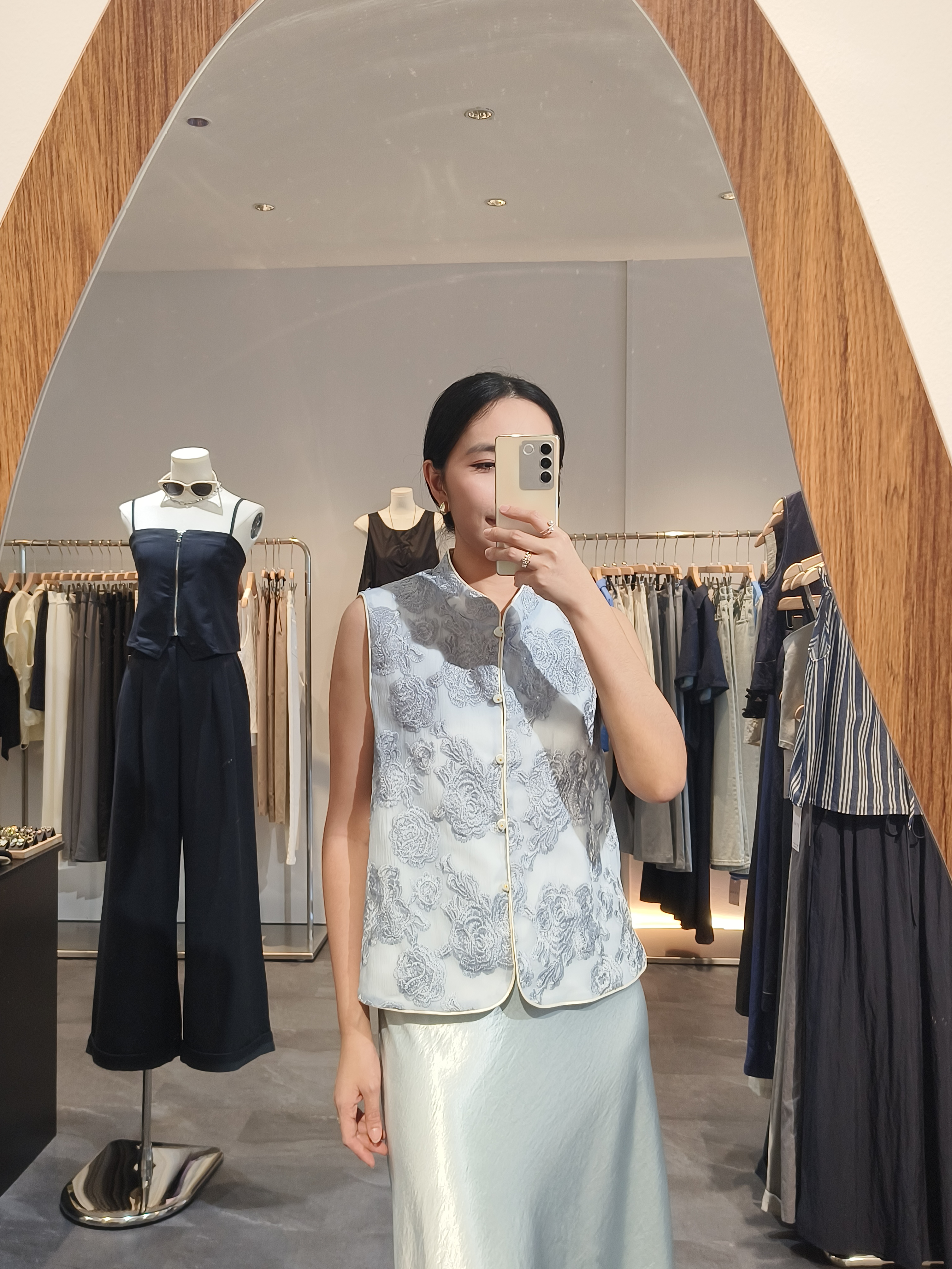 精致刺绣提花亮片马甲