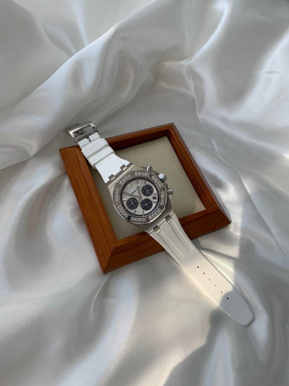 爱彼女款、小红书爆款，喜欢大表盘的女生、必备款，表盘37MM、蓝宝石防刮花玻璃，316精钢表壳、纯手工镶嵌32颗莫桑钻、搭配瑞士多功能石英机芯精准走时，表带采用进口橡胶工艺，佩戴舒适不过敏、折叠扣设计，佩戴便捷，数量有限，先到先得，多种色系，穿搭任选！