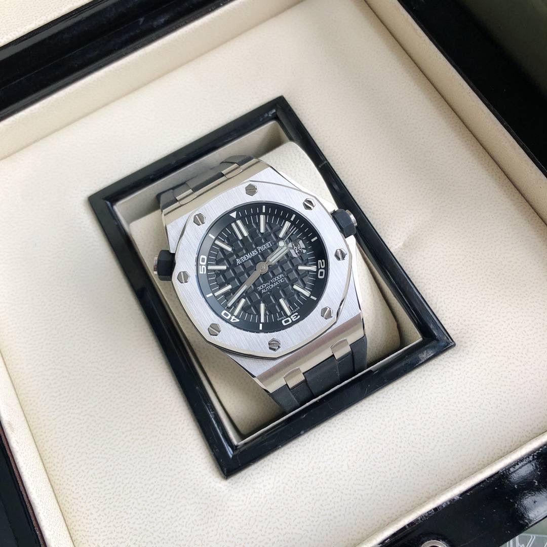 AP皇家橡树离岸型，型号15703，出自当代最伟大的钟表大师（没有之一）尊达之手，设计粗旷张扬，特殊的八角形舷窗表圈用8颗六角螺钉与表壳紧密结合，辨识度极高，且极具稳定性，内胆结构设计更使它具备不慎防磁和卓越的潜水性能，保护机芯的稳定性！十点钟方向的黑色表把可以调字面里的数字圈，潜水爱好者应该懂它的作用！300m防水，超强夜光！字面上的凸状格子有映射圈从内向外扩散，立体细腻的效果非市面上普通货所能比极！虽然此款表的配件通过我们的渠道有部分出自AP国内代工厂，可机芯部分，作为世界排名第二的腕表品牌，该品牌机芯全部自产且只在瑞士组装，全球的AP产品机芯售后问题也只能发回瑞士！因此我们用瑞士进口ETA-2836代替！该款机芯参数大家可自行百度，稳定性毋庸置疑‼️