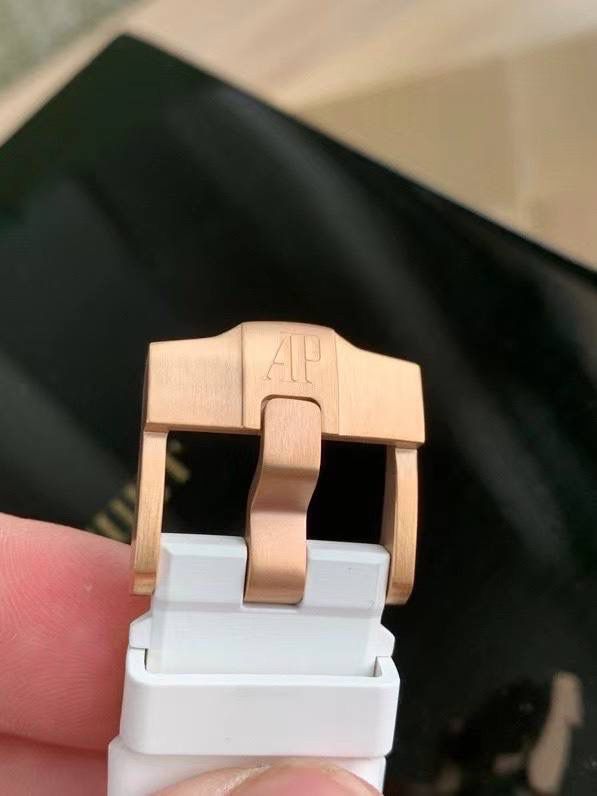 🚀全网独家新款，官网已停售 爱彼女款，皇家橡树离岸型，原装瑞士石英机芯、37表盘、厚度11.1毫米，原装进口防尘表带，反炫光处理蓝宝石水晶玻璃、包18K玫瑰金镶钻，32颗VV S足反南非真钻、精美绝伦、37表盘男女通杀！数量不多、手快有手慢无！