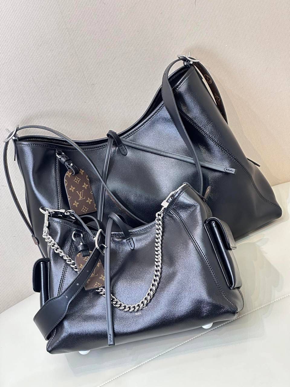 CARRYALL 黑色👜✨ 说到L*V carryall不知道大家第一个想到的是老花款，还是黑色羊皮款，反正我个人觉得最近黑色羊皮款是火的一塌糊涂，超级火，小羊皮的质感超级软糯，爱不释手，这款包的灵魂就是皮料，意大利小羊皮，你们上手自己感受～这款包包真的是太用心了，无论是外观还是实用性，都充满了品牌的精致工艺，全羊皮材质让整个包身散发出一种慵懒的松垮感😍 小号尺寸：33.5*23*15cm 大号尺寸：39*30*15cm