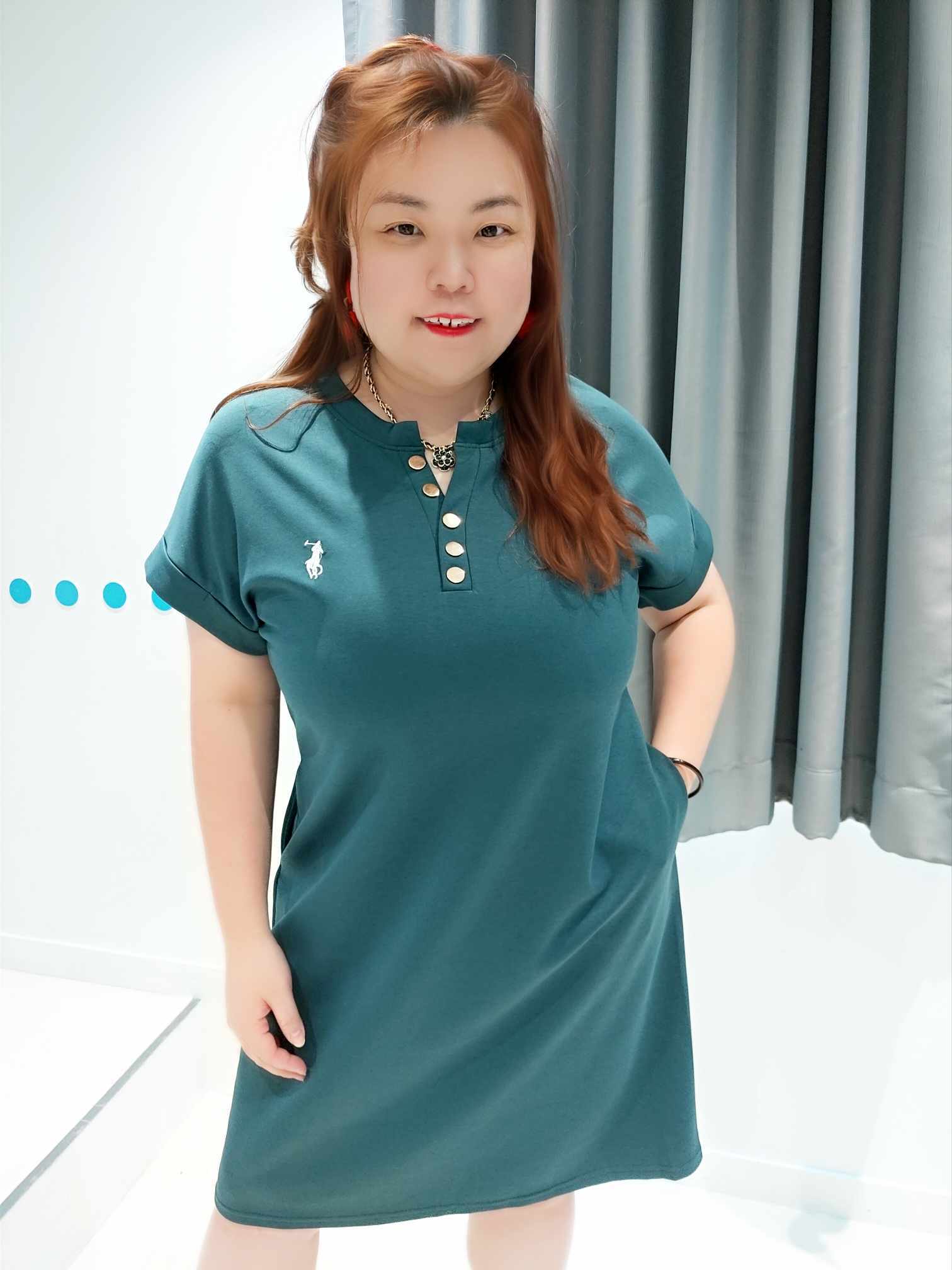 YCA08 25005 排扣V领简约连身裙