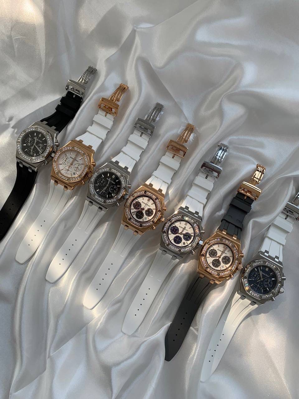 爱彼女款、小红书爆款，喜欢大表盘的女生、必备款，表盘37MM、蓝宝石防刮花玻璃，316精钢表壳、纯手工镶嵌32颗莫桑钻、搭配瑞士多功能石英机芯精准走时，表带采用进口橡胶工艺，佩戴舒适不过敏、折叠扣设计，佩戴便捷，数量有限，先到先得，多种色系，穿搭任选！