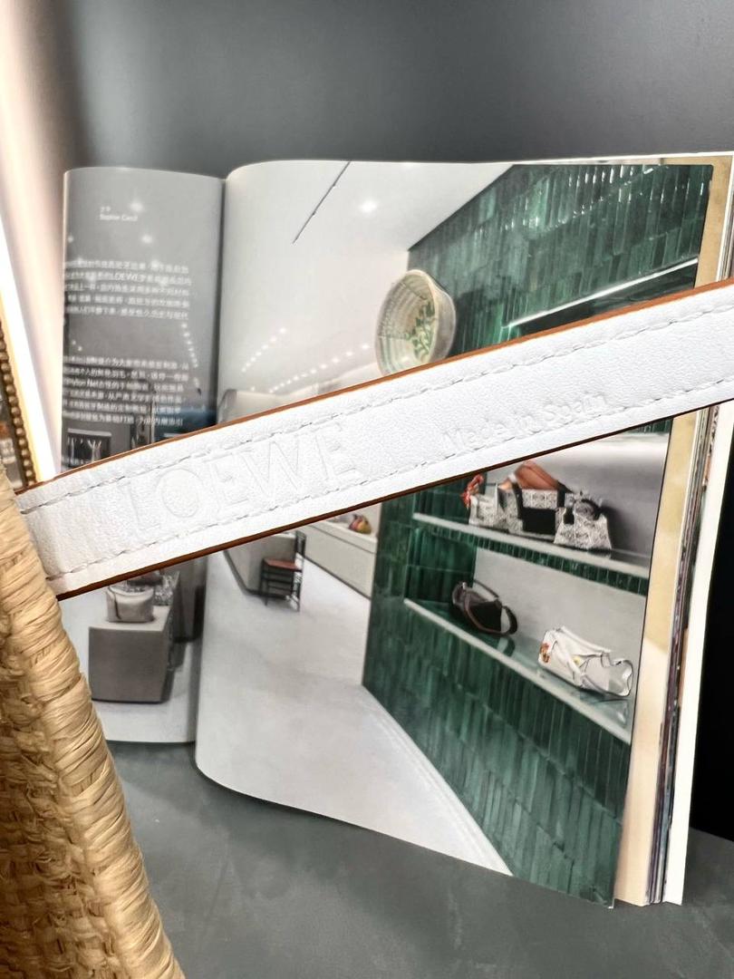 𝑷𝒂𝒖𝒍𝒂'𝒔 𝑰𝒃𝒊𝒛𝒂 菜篮子 🧺到货!! 面料：进口棕榈纤维/牛皮 编码：182006 颜色：原木/白色 尺寸：28*20*10cm （下单须知：‼️由于天然纤维材料特别，带毛刺，日照时间长短不同，颜色会略有变化，纯手工制作，每个包的尺寸也会所不同‼️） 这款菜篮子做工比之前愈加细腻，背上不会显得笨拙,反而衬得小巧精致、时尚清新,草编与小牛皮的搭配,更显随性自然。 🏷️小Tips：防尘袋可放内里做内胆收纳包使用哦