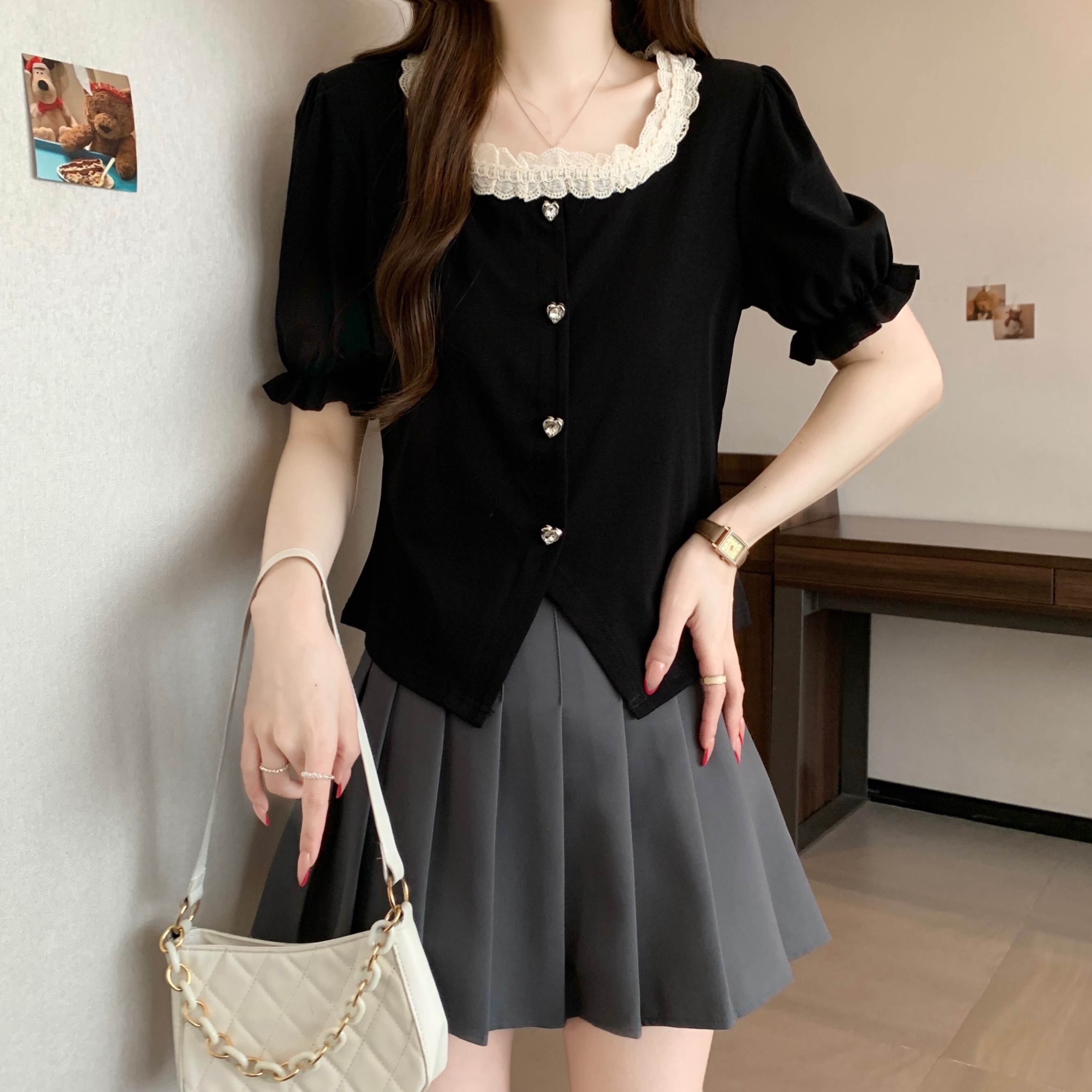 B07(6796) 韩系甜美风花边领前部爱心钮下摆开角黑上衣