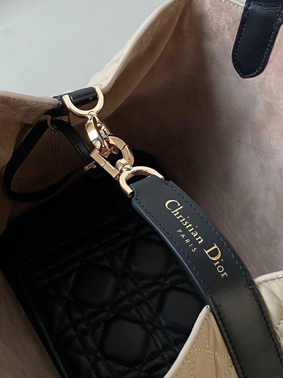 🈶米色拼黑，中号 𝗗𝗜𝗢𝗥 𝗧𝗼𝘂𝗷𝗼𝘂𝗿𝘀添新颜色啦！ 秋冬季百搭色，妥妥的慵懒风 奶茶拼皮 过分温柔了！相比纯色更独特 整体简洁大气，随便手拎都很洋气 28.5×19×21.5cm，#m1292m