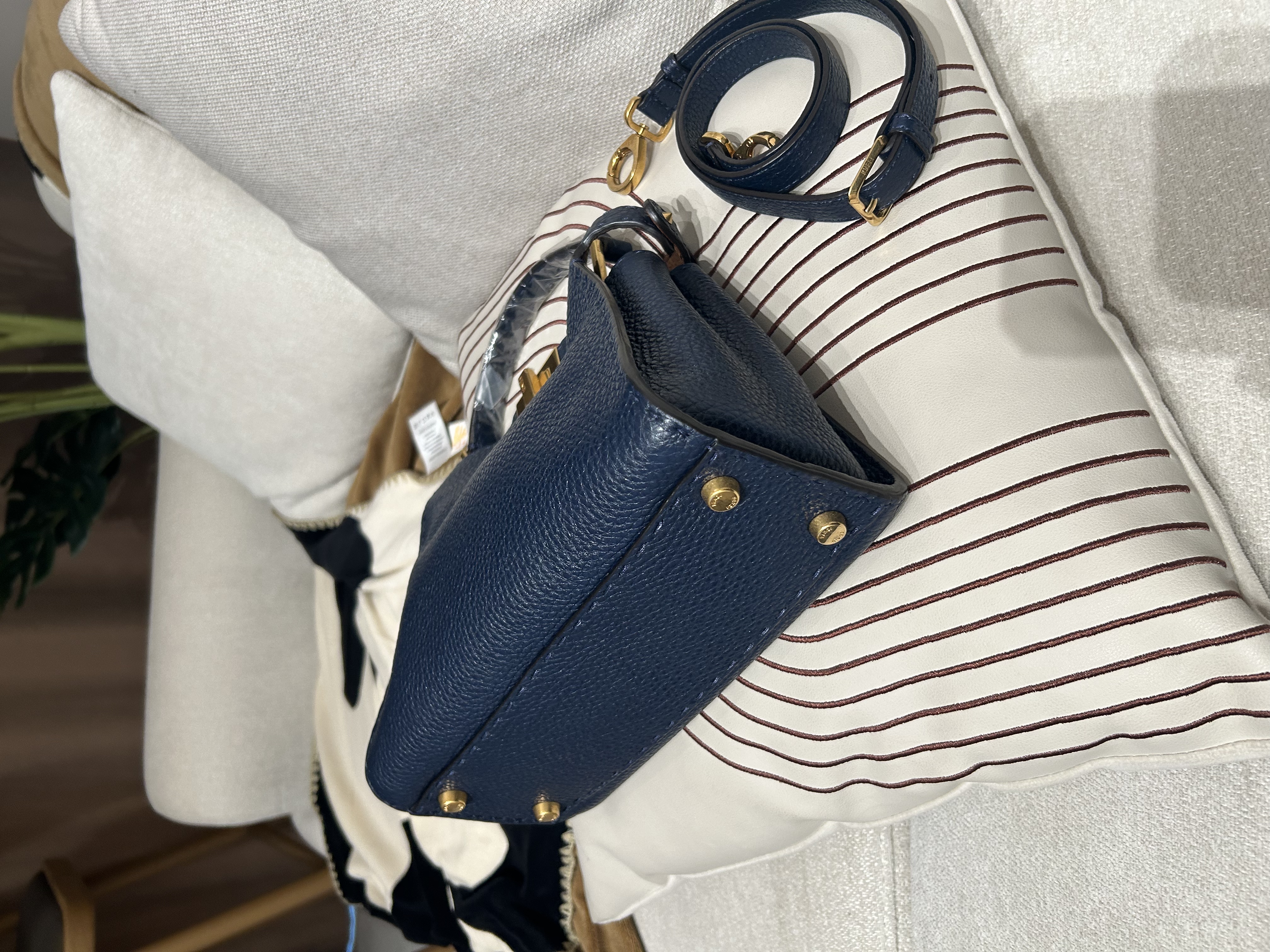 Fendi peekaboo 深藍色金扣 100%Authentic, 95%new ✅Booklet ,✅dust bag 牛皮好襟用，有部份原裝貼膜新淨