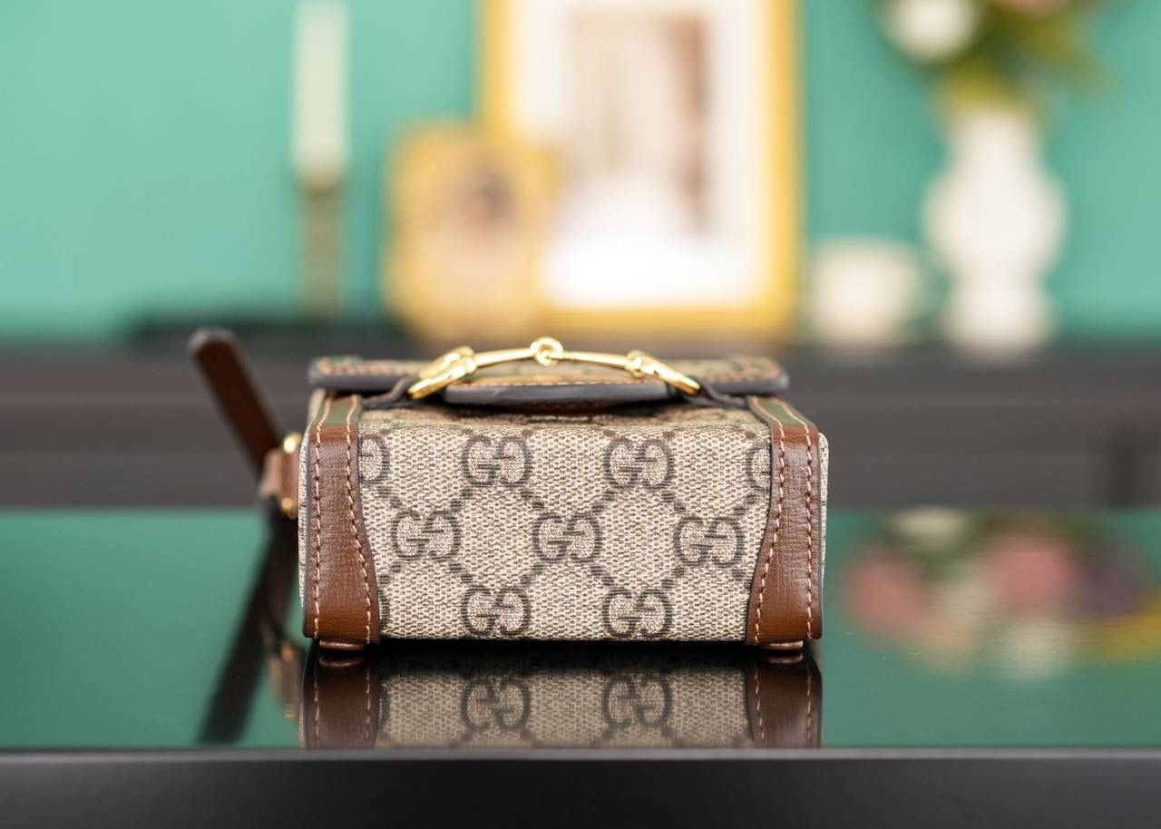 🥯GG Horsebit 1955系列迷你手袋 手机包 焦糖棕 （ 原厂皮全铜五金） 能将经典细节与现代精神巧妙融合的包包， 一定是这一款1955手机包 复古与现代的碰撞 “砰”的一声在时尚界炸出一个大火花 瞬间火爆全网 容纳量非常的高，日常出门的必备神器！ 白菜价格，眯眼入~ 百搭不挑人，男女共用也可当情侣包~巨赞！ 官方款号625615 尺寸：17x11.5x4cm