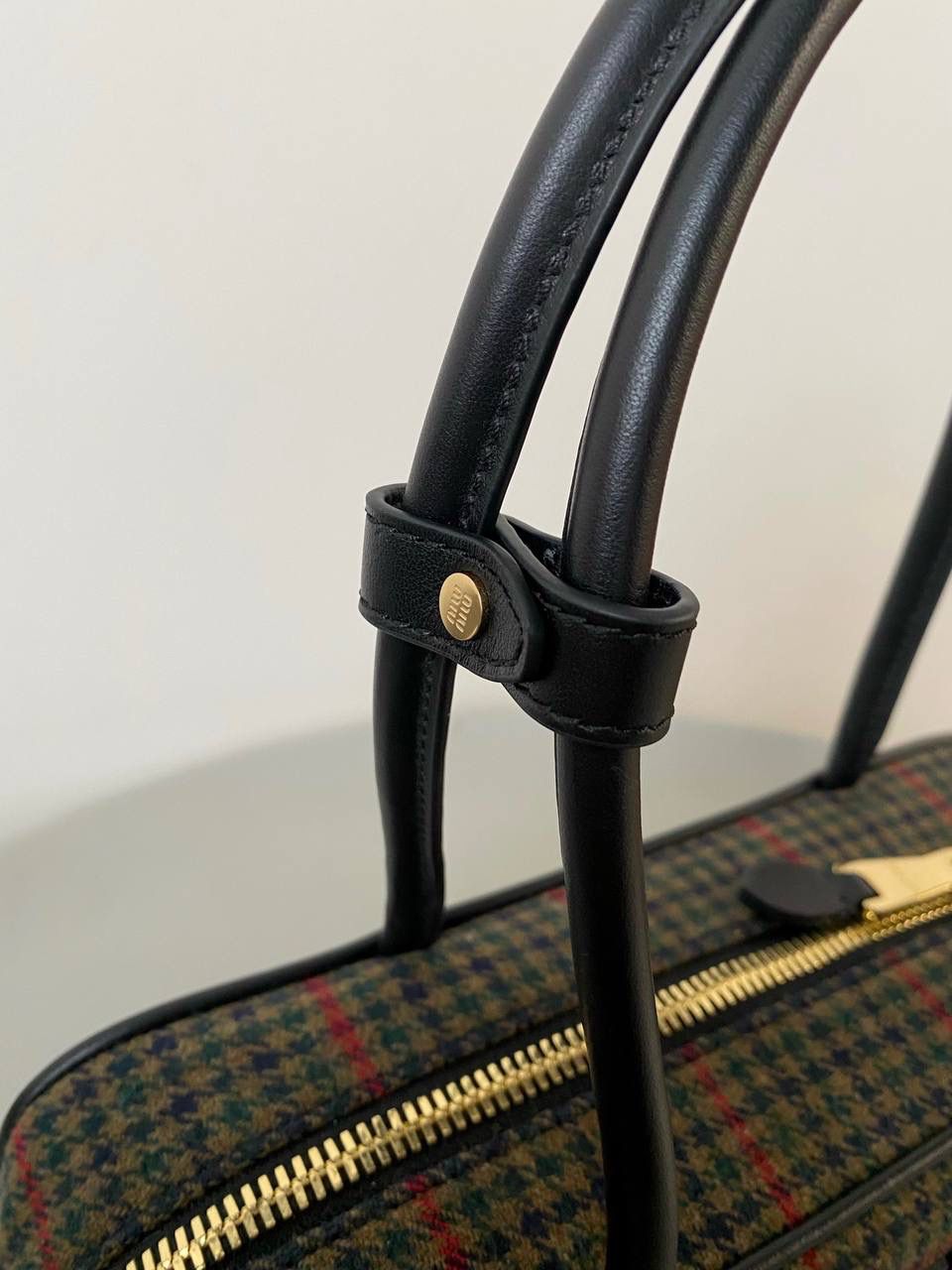 🈶橄榄绿·格子呢 𝗠𝗶𝘂𝗠𝗶𝘂保龄球| 大爆款 百年经典千鸟格👀康康谁还没有 爱上miu的快乐，就是不断创新 不断惊喜 保龄球造型从褶皱羊皮到平纹牛皮 拼接皮 麂皮再到千鸟格 每一版都能打 能爆，真的杀疯了 27×2×8cm，#F0011m