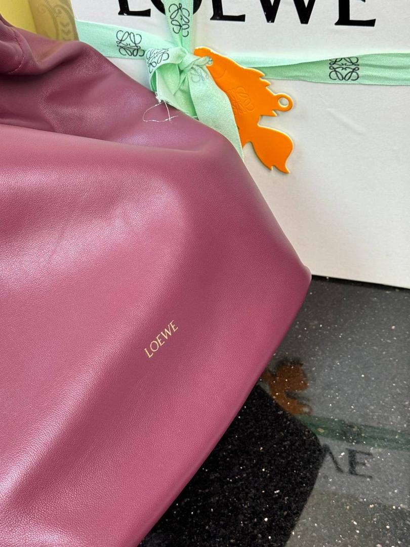 🎈（全钢五金）中号纳帕羊皮𝙎𝙦𝙪𝙚𝙚𝙯𝐞 —【绯红色】📍 尺寸中号：34-33-13.5cm 尺寸小号：29-10.5-24cm 型号:652328 😇罗家全新成员Squeeze手袋💯 满分到货•采用触感柔软的纳帕小羊皮革🐏•里外全皮💯传统工艺➕创新研究•全新独特设计。 😇最新宣言款配件：Anagramc pebbled 不锈钢及铝合金材质•升级打造标志性甜甜圈•相同质感•更轻重量。 😇具备令人惊讶的轻盈褶皱包身 可肩背、斜挎或手提*可调节甜甜圈⛓️链条肩带•搭配Anagram携刻鹅卵石•附加额外链条•可进一步延长肩带*磁扣开合*内部拉链口袋