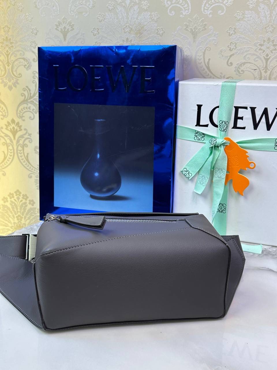 ⭐️最新升级版𝟮.𝟬-𝗣𝘂𝘇𝘇𝗹𝗲腰包⭐️ （深灰色 到货‼️） 尺寸：𝟮𝟰-𝟭𝟬.𝟱-𝟭𝟲𝗰𝗺 款号：052343 👉🏻长方体形状和精确的切割技巧创造出Puzzle 腰包以及独特的几何线条成为 “Loe罗家”的著名代表作~ 👉🏻金属搭扣开合，刻有标志logo徽标，可调节肩带，翻盖大容量插袋和一个外部拉链口袋，🐂柔软细腻napa小牛皮，正品Ykk五金，Anagram压纹，人字纹棉麻帆布内里 👉🏻（男女♀♂同款）大小非常合适。胸包、背包、单肩、斜挎 腰包五种背法任你解锁🔒 👉🏻 （独家背景➕独家品质➕独家包装➕独家控制对版细节📦➕精致全套礼盒套装❤️） 重点：让你花最少的钱💰体验最大的仪式感❤️