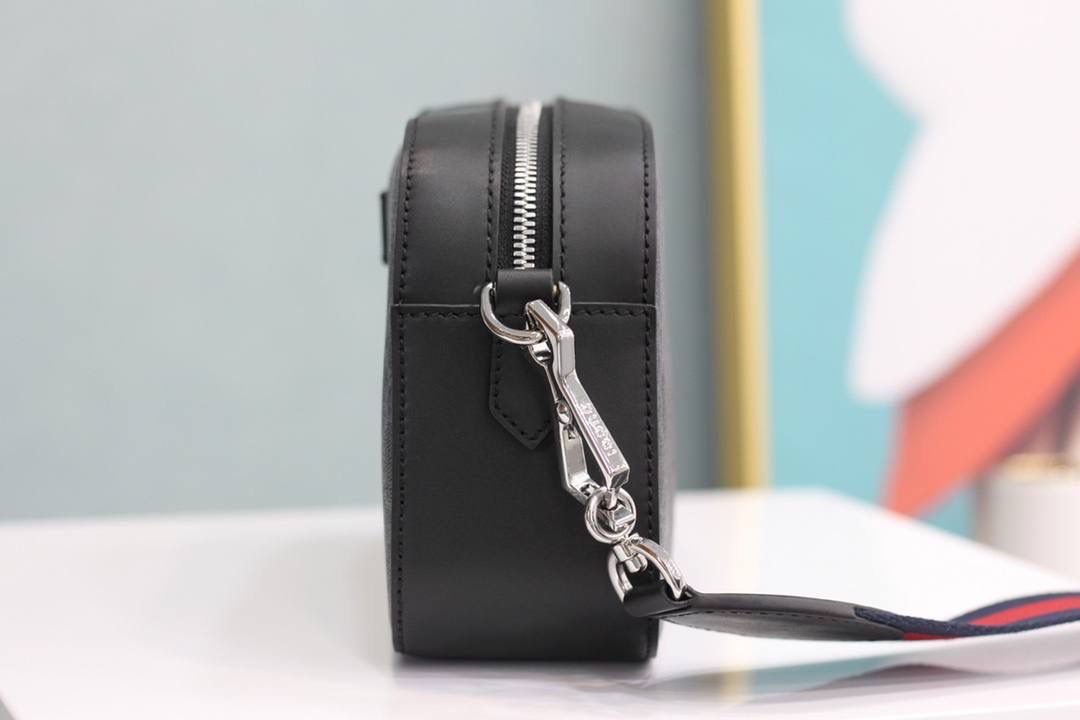 #原厂正品皮#574886 尺寸：24*14*7cm 在虎头相机包的爆款的基础上 新增加相机男士新成员，这次以往不同的是采用了黑色双G面料，让一个中性男女可用的相机包立马呈现了男士阳刚之气，上身帅气十足却又不失时尚大方的气质，蓝配红织带的搭配，让整个包有了时尚感，男士们的首选！推荐入手！成熟而稳定的高端技术，让整个包散发出娘胎里该有的味道！🔥🔥