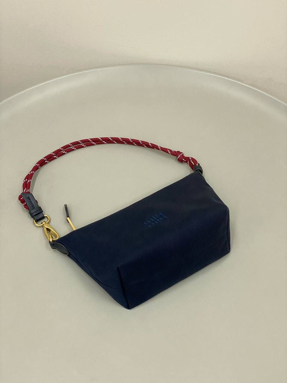 销量王🔥 𝐌𝐢𝐮𝐌𝐢𝐮饭盒包 靛蓝色 啊啊啊，好喜欢这个彩色的碰撞！ 帆布面料搭配撞色小彩绳直接封神了！！ 每个配色，简直就是锦上添花 不敢想象这个夏天背这只有多好看！ 容量就不用说了 很好装 还很耐磨 性价比也特别的高～ 时髦精必入这只好吗 绝对日常出门回头率超高的一只 抓紧冲吖！！！ 18.5×14×10cm #F0006m