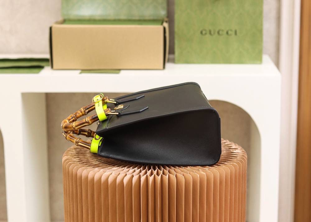 𝐆𝐮𝐜𝐜𝐢 𝐃𝐢𝐚𝐧𝐚 小号#660195#正品皮 ▪️尺寸：27*24*11cm 𝐃𝐢𝐚𝐧𝐚竹节系列以经典致敬100周年， 黛安娜王妃最爱的经典竹节再次回归， 托特造型融合复古元素的竹节， 实物真的太惊艳了， 小号尺寸更适合通勤风， 手提或者斜挎， 悠游于日常与工作上班之间， 时髦感别具一格， 经典百搭，个性又不失优雅感， 搭配彩色的扣带， 简直增添了少女气息！🌈🎀