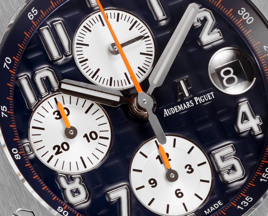 皇家橡树离岸型26400/26238/26470系列正式登场！款式最全，做工最好的爱彼计时款腕表来了，有做工好的顶级货，廉价的小厂货就别去考虑了！ 1，机芯采用12位小秒的定制版3126计时机芯，完美还原原版所有功能。经过精密打磨，大大加强了其稳定性。 2，其中碳纤维系列表壳采用全新碳纤维复合材料——「Carbon TPT® B.4」打造，这种高科技材料比常规 Carbon TPT® 密度提高4%，纤维硬度提升15%，树脂强度提升30%，材料结构经过各项异性优化，保持轻盈同时无比坚韧，提供迄今最强的抗冲击性能。 3，字面颜色均采用目前最先进电镀技术，非几年前的简单喷漆技术。每一个巧克力格纹装饰，通过CNC级别打磨，无限接近原版。 4，同步原版搭载微微活动头粒，胶带采用进口氟橡胶材质，皮带采用美洲鳄鱼皮材质，更加耐磨耐造。