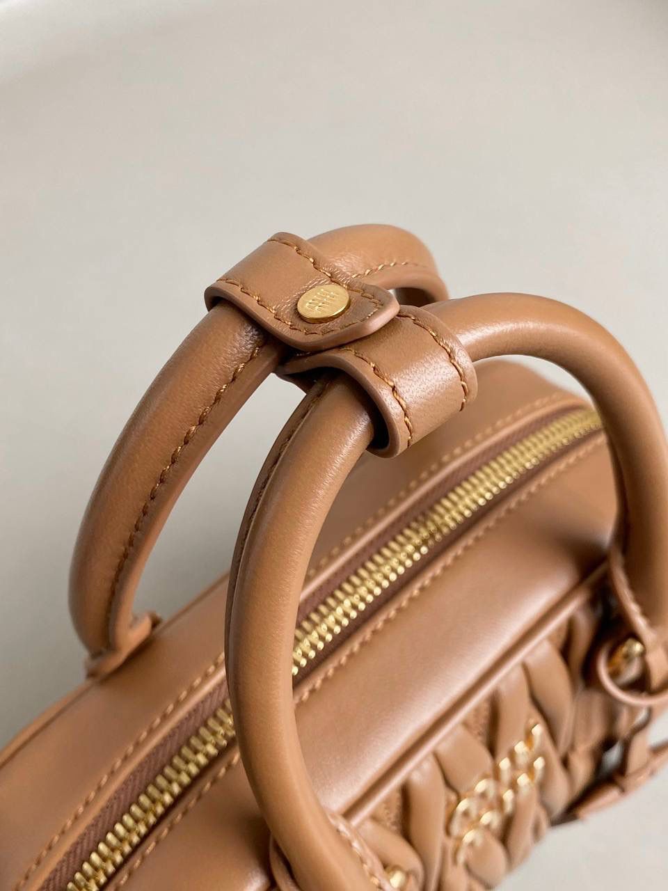 🈶焦糖小号， 𝗠𝗶𝘂𝗠𝗶𝘂褶皱保龄球小方包 火爆全网都不用多说，人手一只的程度 我们用的是进口小羊皮！非国产皮料 肉眼可见的细腻，软软糯糯触感非常好！ 他家经典独特的褶皱工艺，是要有一定厚度 底料太薄了都做不出它的饱满和弹性 更不是市场通货干瘪瘪的褶皱，实在太假 我们新合作的老师傅在这细节上扣的很认真 一缕一折都有zp的神韵，且做到对版！！ 追求高品质的来🔥⚡️ 13×19×6m #F0012m