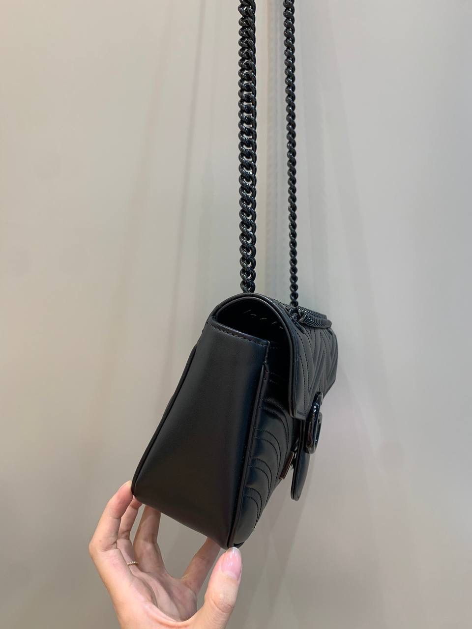 新背景实拍正品级 。马卡龙颜色：黑色26cm 正品售价！！这个黑色没想到实物这么酷😎，比经典款个性太多了，五金的金属质感很厚重，皮料质感更多没得说，一眼就爱上的颜色，这样的搭配真的是一眼入坑‼️ 型号443497；尺寸26/15/7cm