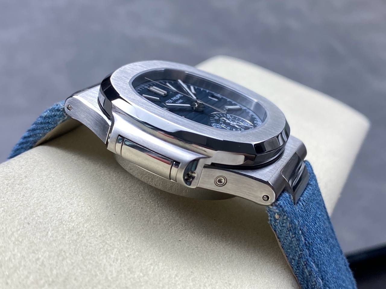 V2版真功能🌐真小秒！3K工厂 百达翡丽鹦鹉螺5980/1A-014多功能计时腕表V2版本，真小秒、真功能！【表壳】腕表尺寸40.5毫米，同正品一致的枕型表壳采用正面拉丝，侧面抛光的两种工艺组合，层次感分明，质感十足。尽显精湛工艺。【表带】采用原装表带一比一量身打造，每节表带的中央抛光部位，都能呈现钻石的形状，尽显高级质感。【机芯】3K厂采用定制版PP.CH28-520机芯，完美还原正品，时分秒，日期，和计时大秒功能。3K匠心之作，欢迎各位表友品鉴🌐