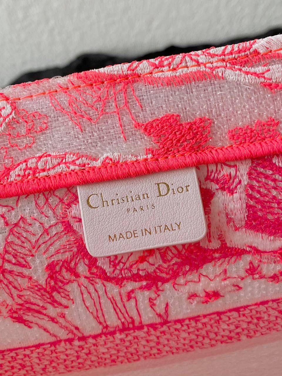 🈶透明粉中号 𝗖𝗗 𝗕𝗼𝗼𝗸 𝘁𝗼𝘁𝗲购物袋"夏日限定" 全新透明帆布材质，轻盈通透的质感 自带清凉属性，是这季的最大亮点🤟🏻 茹伊动物印花与荧光色调的碰撞 怎么会有这么好看的颜色啊😍 不愧是色彩大师，活力氛围拉满 超醒目的荧光效果和度假气息扑面而来 将优雅融为一体，谁心动了，我不说 刺绣的复杂程度，直接搞疯师傅们 这只购物袋真的要细品，那那都是细节 size：36.5×28×17.5cm