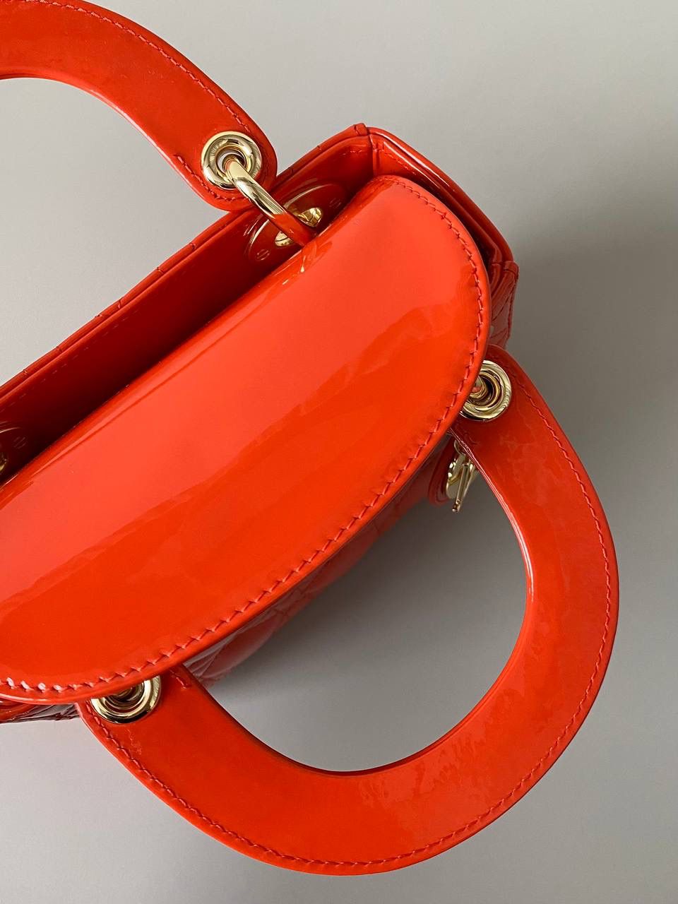 🈶亮橙色🧡𝗗𝗶𝗼𝗿 𝗟𝗮𝗱𝘆三格，漆皮 谁能抗拒这季高饱和度色彩的颜色 明亮又显白，看着心情就很好 夏天用简直不要太合适，乖到炸了 17×15×7cm