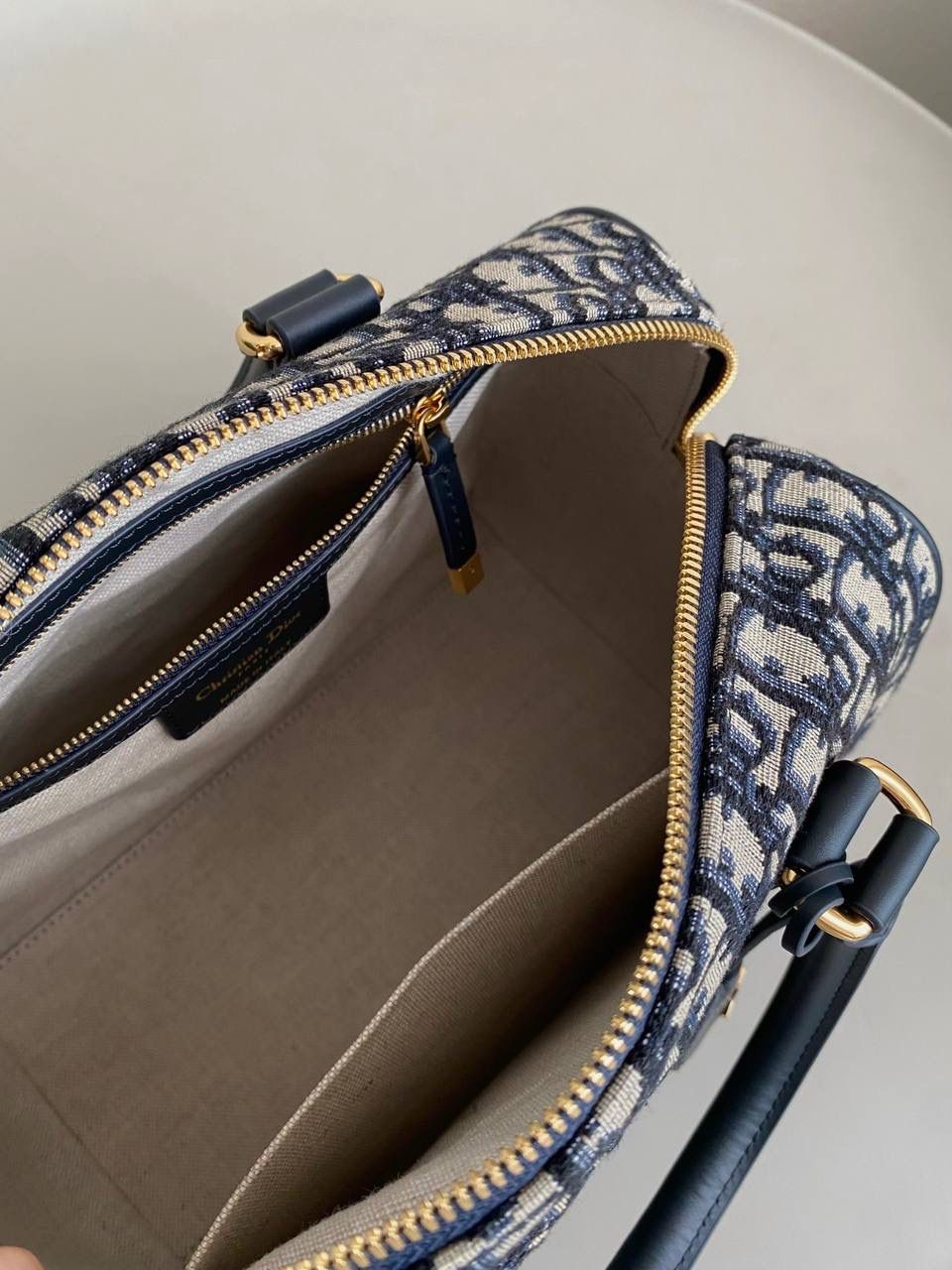 🈶老花蓝 𝗗𝗜𝗢𝗥 𝐠𝐫𝐨𝐨𝐯𝐞手袋·25 枕头包大家都知道 唯一的缺点就是能装 抗造hhh～ 最近最火热度最高的一定是𝙳𝚒𝚘𝚛 𝚐𝚛𝚘𝚘𝚟𝚎 当之无愧了吧！ mini小巧可爱， 最火爆 小号实用性强，推荐五颗⭐ 中号率性酷飒，适合165cm以上的妹子 日常出门容量绰绰有余 25 x 19 x 15cm #7023m