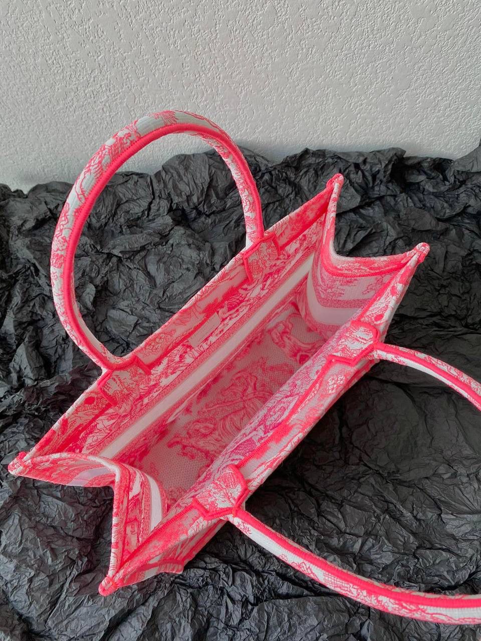 🈶透明粉中号 𝗖𝗗 𝗕𝗼𝗼𝗸 𝘁𝗼𝘁𝗲购物袋"夏日限定" 全新透明帆布材质，轻盈通透的质感 自带清凉属性，是这季的最大亮点🤟🏻 茹伊动物印花与荧光色调的碰撞 怎么会有这么好看的颜色啊😍 不愧是色彩大师，活力氛围拉满 超醒目的荧光效果和度假气息扑面而来 将优雅融为一体，谁心动了，我不说 刺绣的复杂程度，直接搞疯师傅们 这只购物袋真的要细品，那那都是细节 size：36.5×28×17.5cm