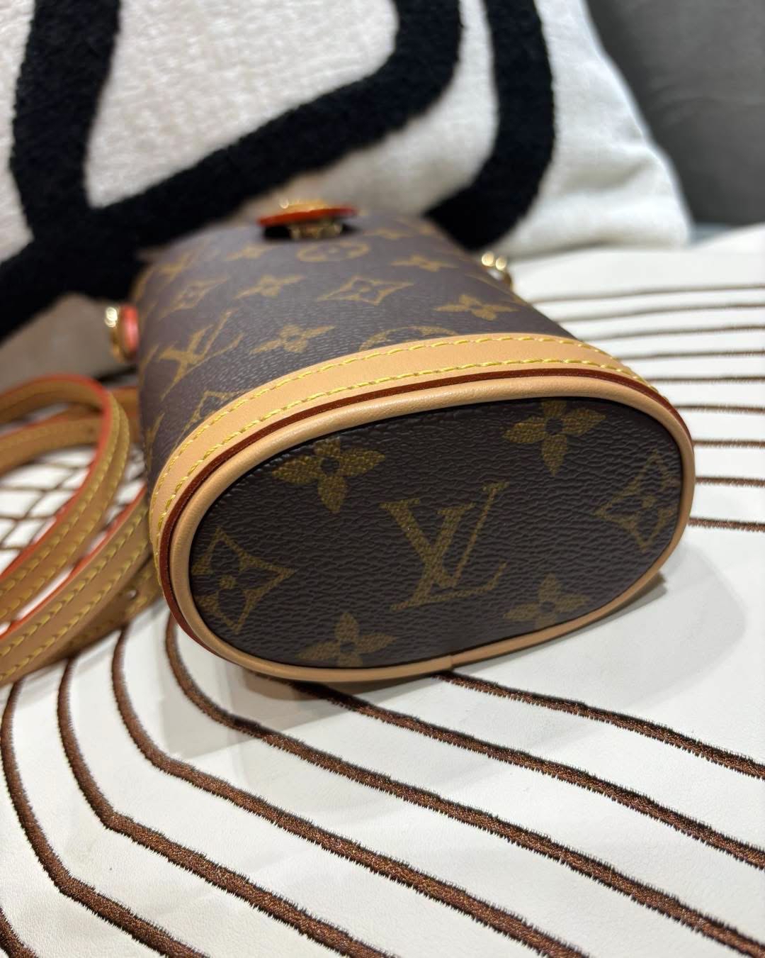 未使用品 LV Fold Me Pouch Shoulder Bag M80874 100%Authentic, Unused未使用品 ✅dust bag