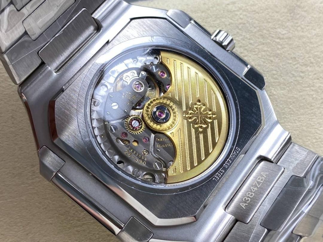 PP+ 百达翡丽 方形 新系列CUBITUS 5821腕表 亮点特色：1️⃣机芯:搭载定制9015改Cal.26-330 SC一体机，调时不停秒，调时不停秒，摆轮位置均与正品一致，自动上链机芯。2️⃣钢带:316L定制级人体工程学表带，新扣款式。3️⃣表壳:尺寸45毫米厚度仅8.3mm，为表壳对角线长度(即10点位至4点位),因为表壳近似于方形，上下边的宽度会小于这一数值，所以视觉效果并不是很大。 搭配上，5821属于运动风格腕表，日常搭配正装和休闲风格也可以。