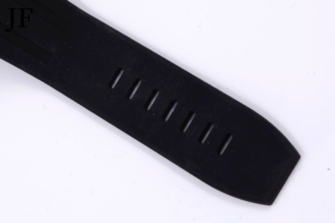 🚀品牌：AP大熊猫🚀 系列：俗称金大熊猫 机芯：3126计时自动机械 材质：316精钢表壳 陶瓷圈 直径：42mm 皮带：橡胶表带 表扣：原装针扣 玻璃：蓝宝石水晶玻璃