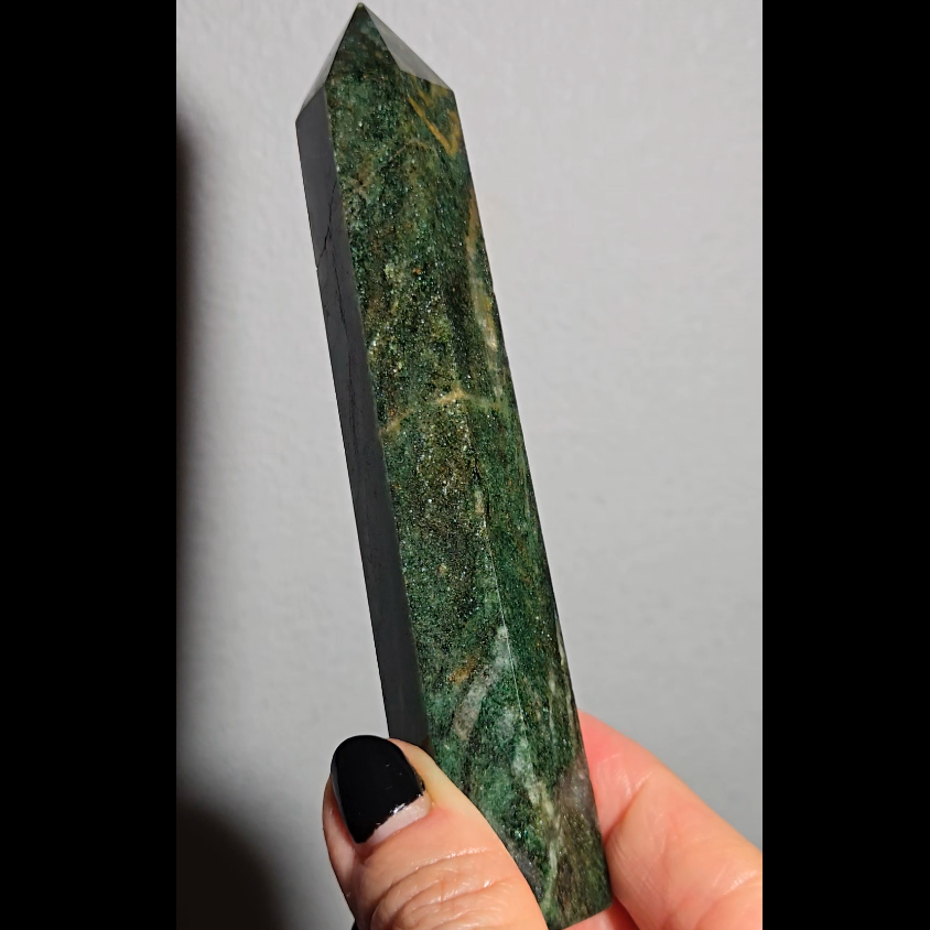 Green mica in fuchsite tower with natural marbling - MCA72